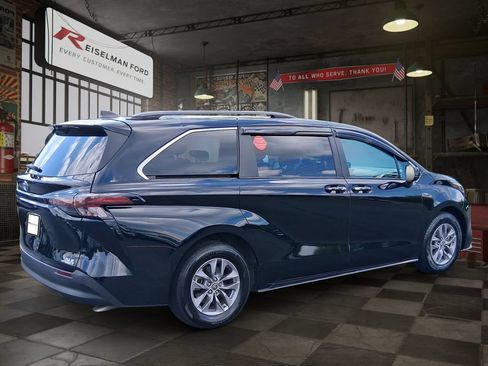 Used 2023 Toyota Sienna XLE FWD image 6