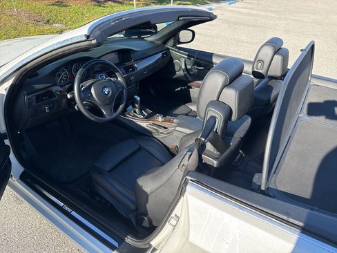 Used 2011 BMW 335i Convertible image 8