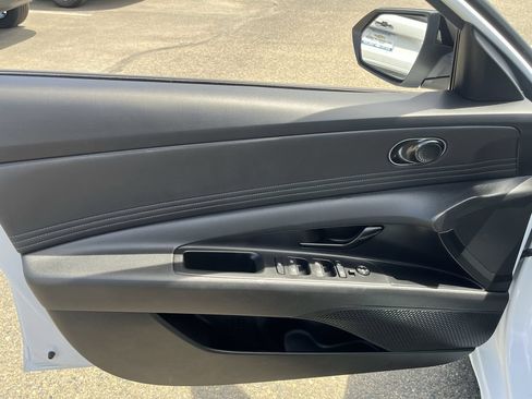 Used 2025 Hyundai Elantra Sport FWD image 19