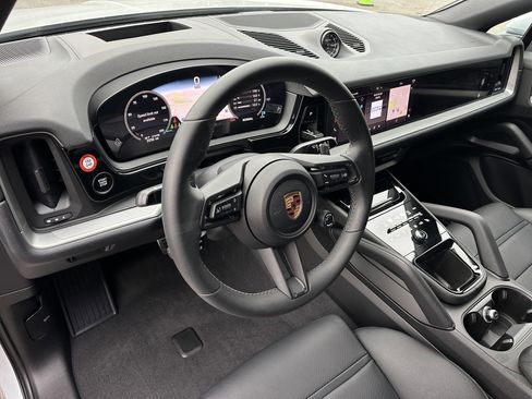 Certified 2025 Porsche Cayenne S image 4