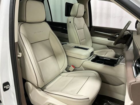 Used 2024 GMC Yukon XL Denali w/ Denali Reserve Package AWD/4WD image 8