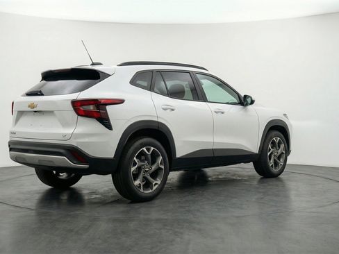 Used 2025 Chevrolet Trax LT FWD image 9