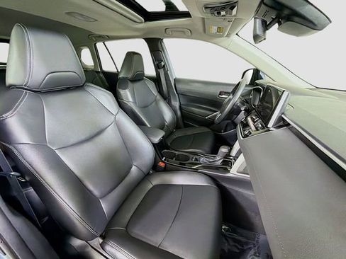 Used 2024 Toyota Corolla Cross XLE w/ Convenience Package FWD image 30