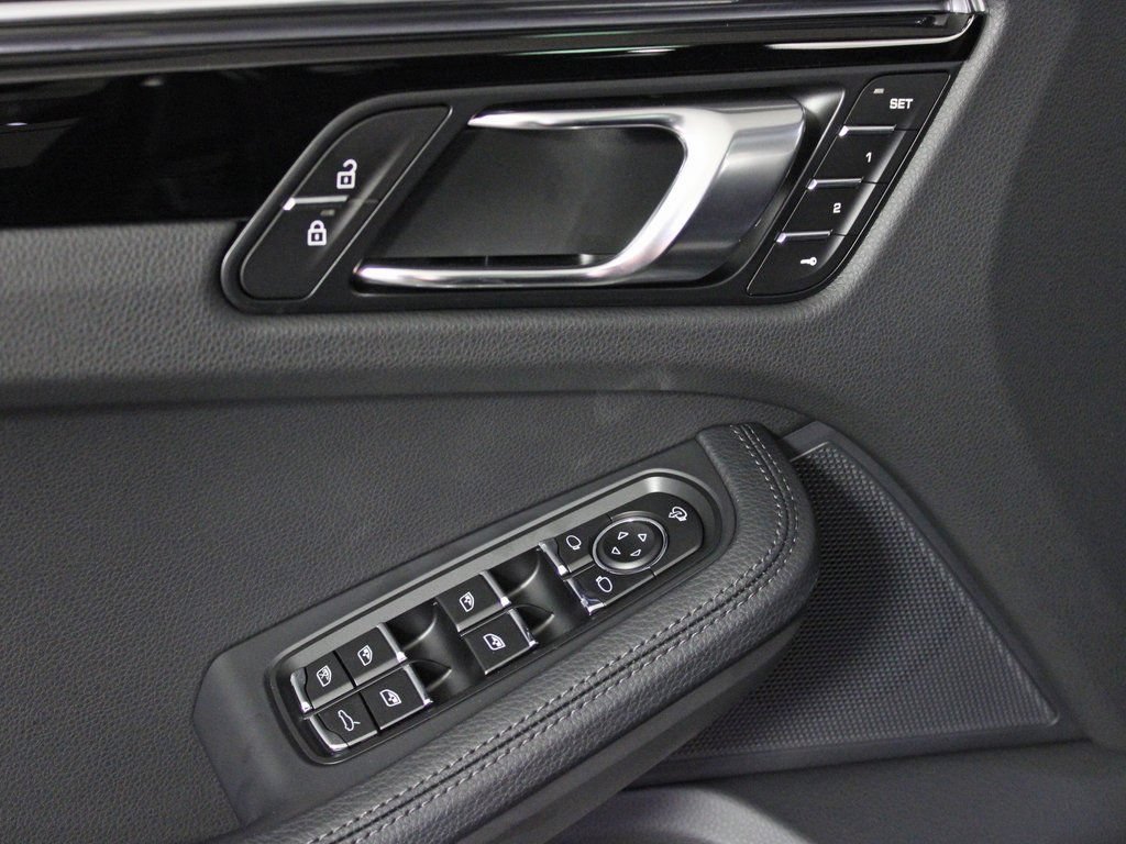 Certified 2026 Porsche Macan AWD/4WD image 16