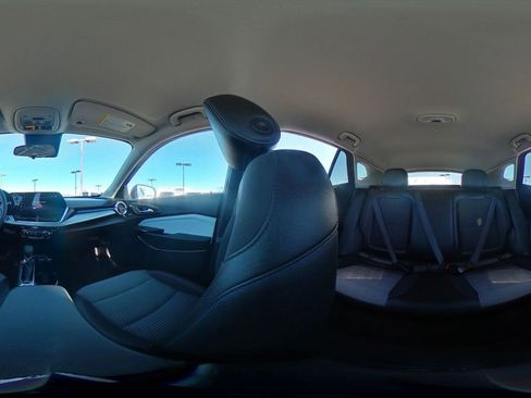 Used 2025 Chevrolet Trax LT image 42