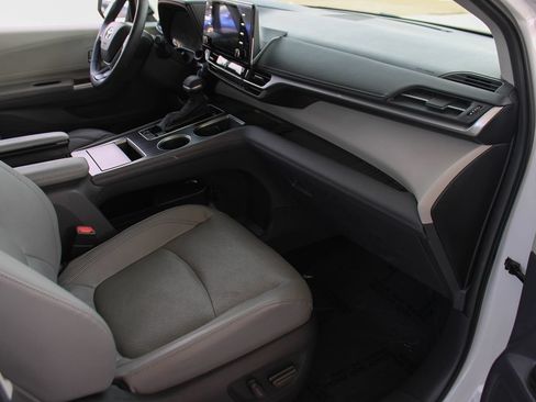 Used 2024 Toyota Sienna Limited FWD image 21