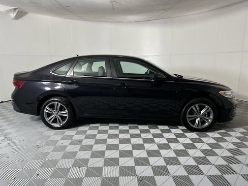 Used 2024 Volkswagen Jetta SE FWD image 9