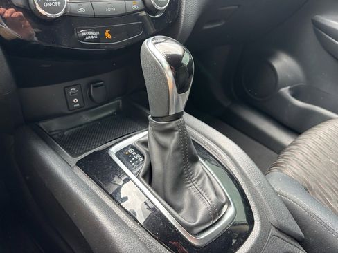 Used 2017 Nissan Rogue SV w/ Midnight Edition image 17