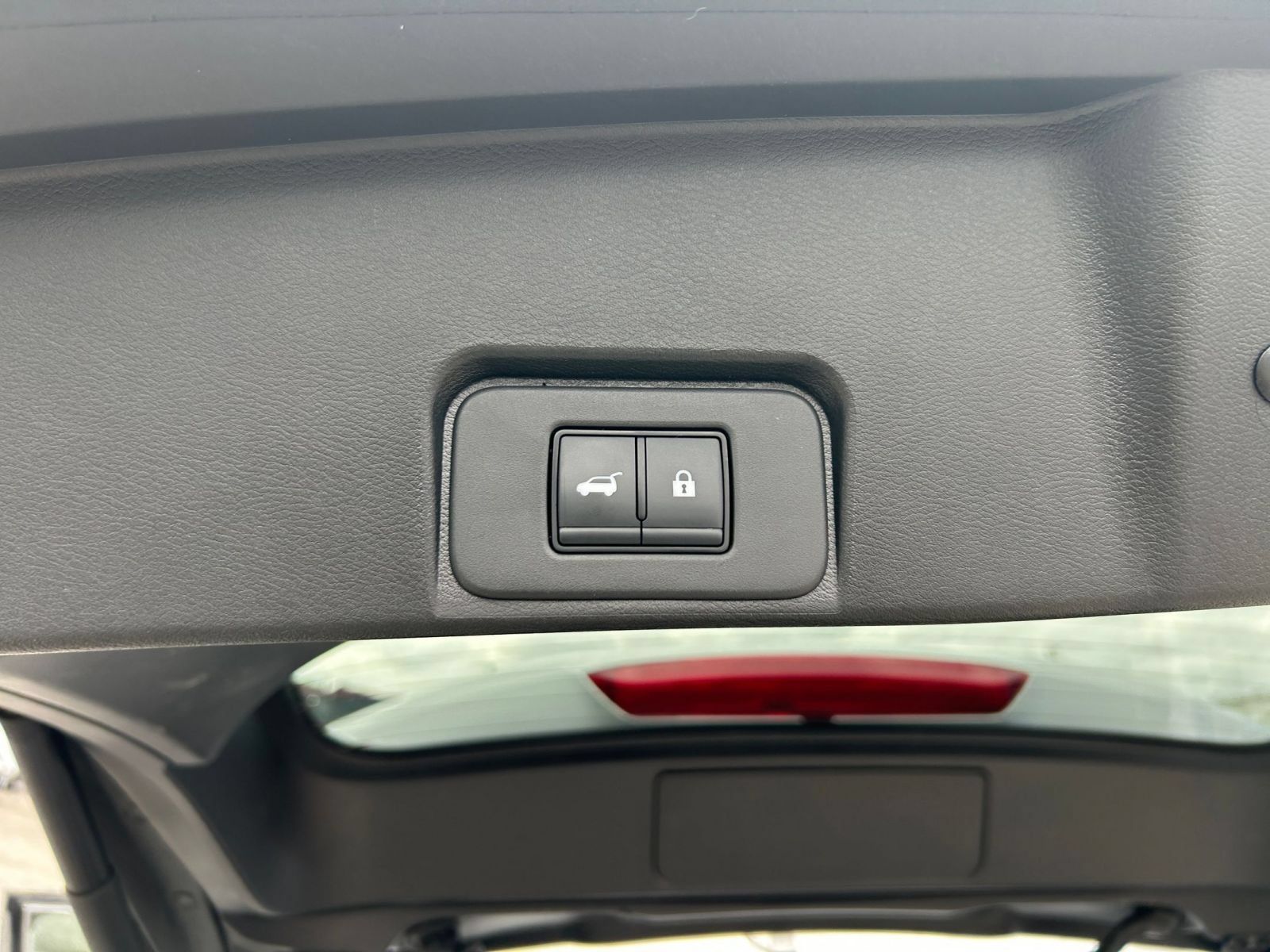 Used 2025 Nissan Rogue SV FWD image 19