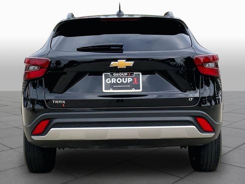 Used 2024 Chevrolet Trax LT w/ Sunroof Package FWD image 5