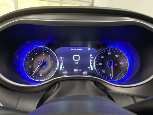 Used 2024 Chrysler Pacifica Touring-L image 27