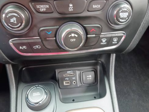 Used 2018 Jeep Cherokee Latitude w/ Cold Weather Group AWD/4WD image 15