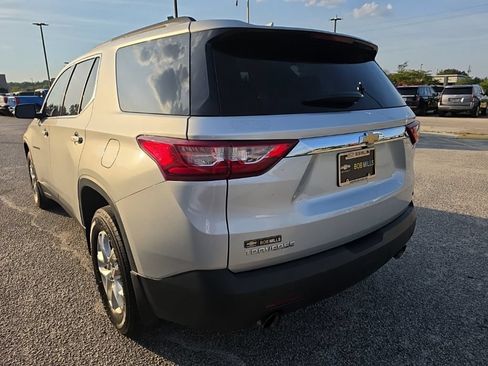Used 2019 Chevrolet Traverse LT FWD image 3