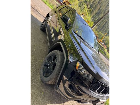 Used 2018 Jeep Grand Cherokee Laredo AWD/4WD image 2