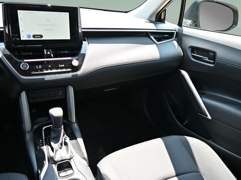 Used 2025 Toyota Corolla Cross LE FWD image 11
