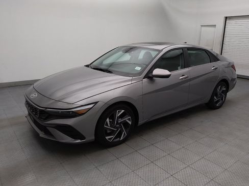 Used 2025 Hyundai Elantra SEL FWD image 2