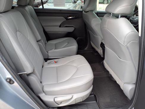 Used 2022 Toyota Highlander XLE FWD image 15