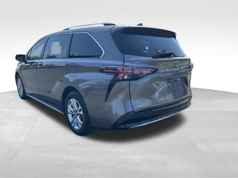 Used 2022 Toyota Sienna Platinum AWD/4WD image 5