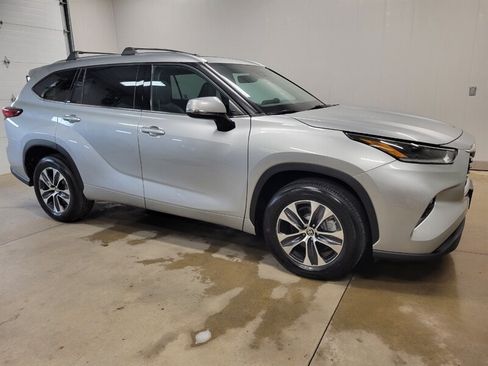 Used 2021 Toyota Highlander XLE AWD/4WD image 12
