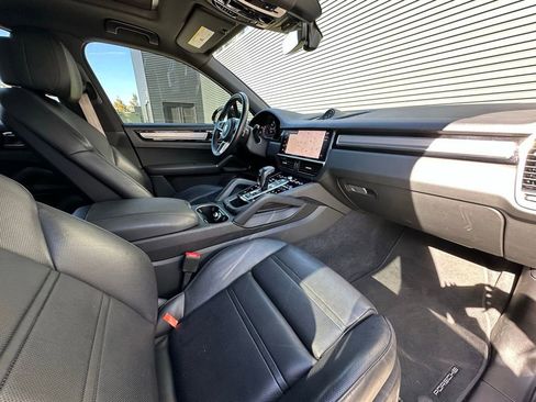 Used 2022 Porsche Cayenne Platinum Edition image 38