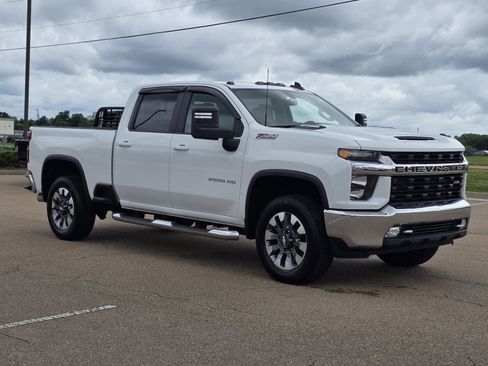 Used 2022 Chevrolet Silverado 2500 LT w/ Convenience Package AWD/4WD image 3