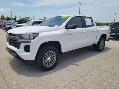 Used 2024 Chevrolet Colorado LT RWD image 2