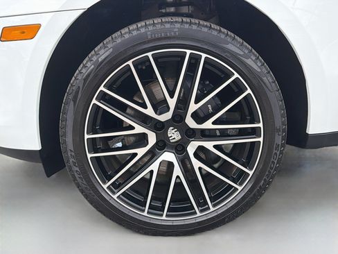 Used 2025 Porsche Macan AWD/4WD image 42