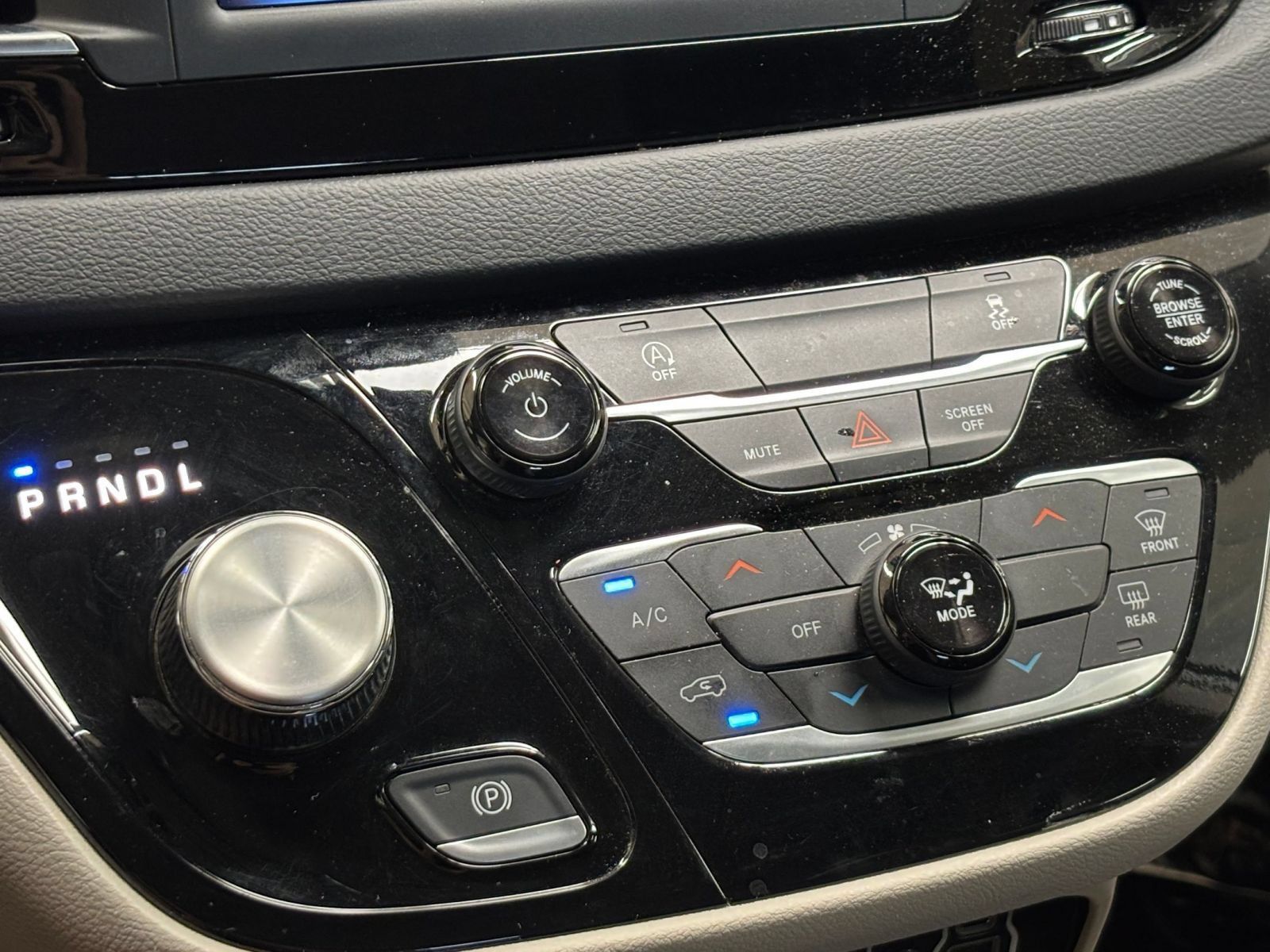 Used 2023 Chrysler Voyager LX FWD image 43