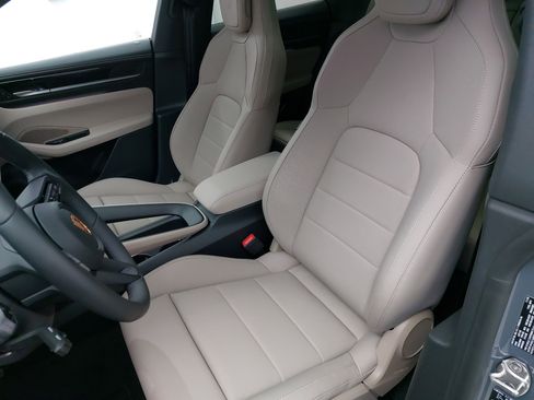 New 2026 Porsche Macan 4 Electric image 17