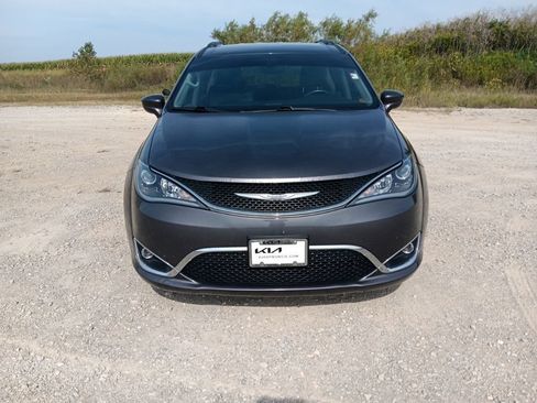 Used 2017 Chrysler Pacifica Touring-L FWD image 3