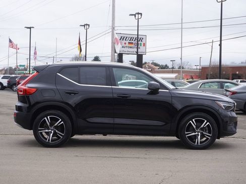 Used 2023 Volvo XC40 B5 Plus image 8