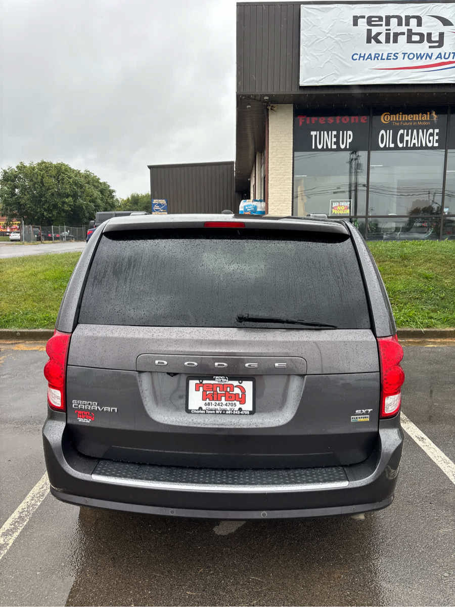 Used 2017 Dodge Grand Caravan SXT w/ Rear Park Assist Package FWD image 2