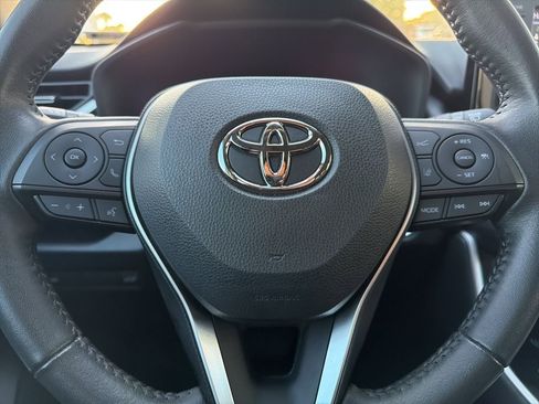 Used 2022 Toyota RAV4 XLE Premium image 10