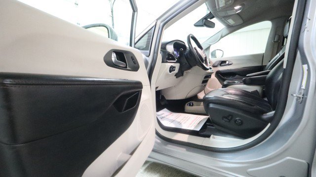 Used 2020 Chrysler Pacifica Touring-L FWD image 9