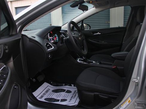 Used 2018 Chevrolet Cruze LT FWD image 21