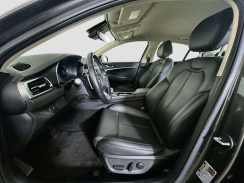 Used 2025 Genesis G70 2.5T AWD/4WD image 13