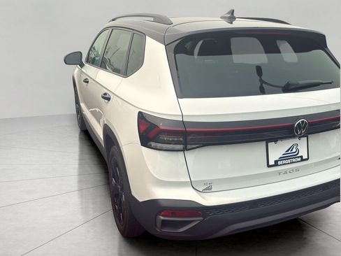 Used 2025 Volkswagen Taos SE AWD/4WD image 36