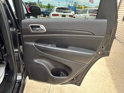 Used 2018 Jeep Grand Cherokee Laredo AWD/4WD image 15