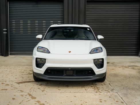 Certified 2025 Porsche Macan Electric image 7