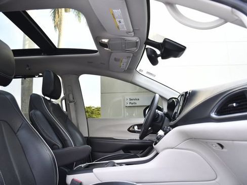 Used 2023 Chrysler Pacifica Limited FWD image 26