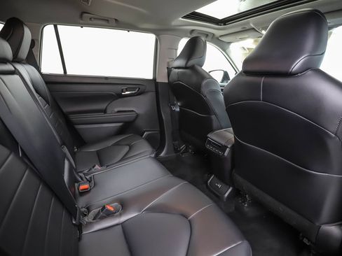 Used 2022 Toyota Highlander XLE AWD/4WD image 26