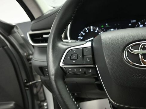 Used 2021 Toyota Highlander XLE AWD/4WD image 16