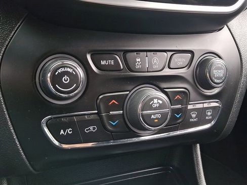 Used 2019 Jeep Cherokee Limited AWD/4WD image 29