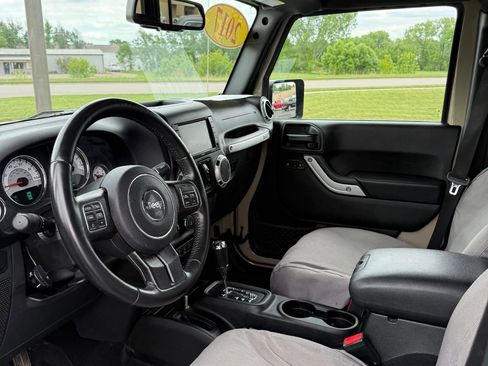 Used 2017 Jeep Wrangler Unlimited Rubicon w/ Connectivity Group AWD/4WD image 5