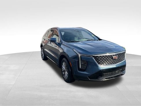 Used 2025 Cadillac XT4 Premium Luxury image 7