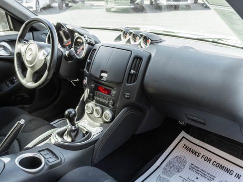 Used 2017 Nissan 370Z Coupe RWD image 10