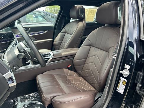 Used 2025 BMW 740i RWD image 19