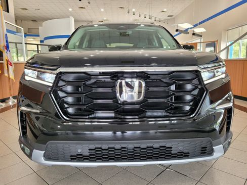 New 2025 Honda Pilot Touring image 2