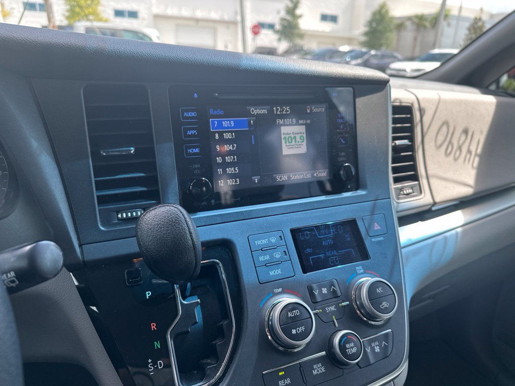 Used 2017 Toyota Sienna LE FWD image 19