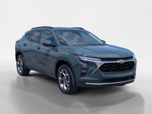 Used 2025 Chevrolet Trax LT w/ LT Convenience Package FWD image 2